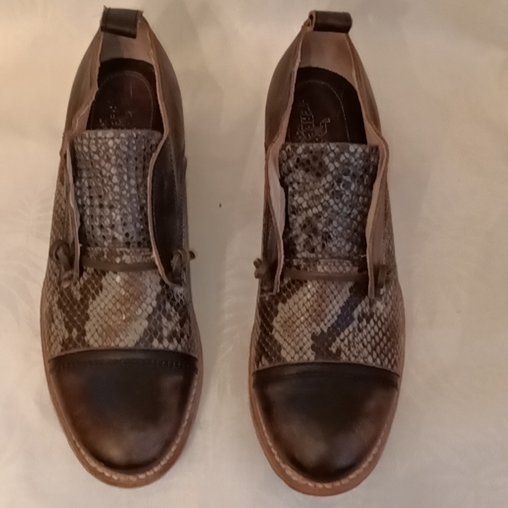 BN Freebird Mabel size 9 black snakeskin distressed
